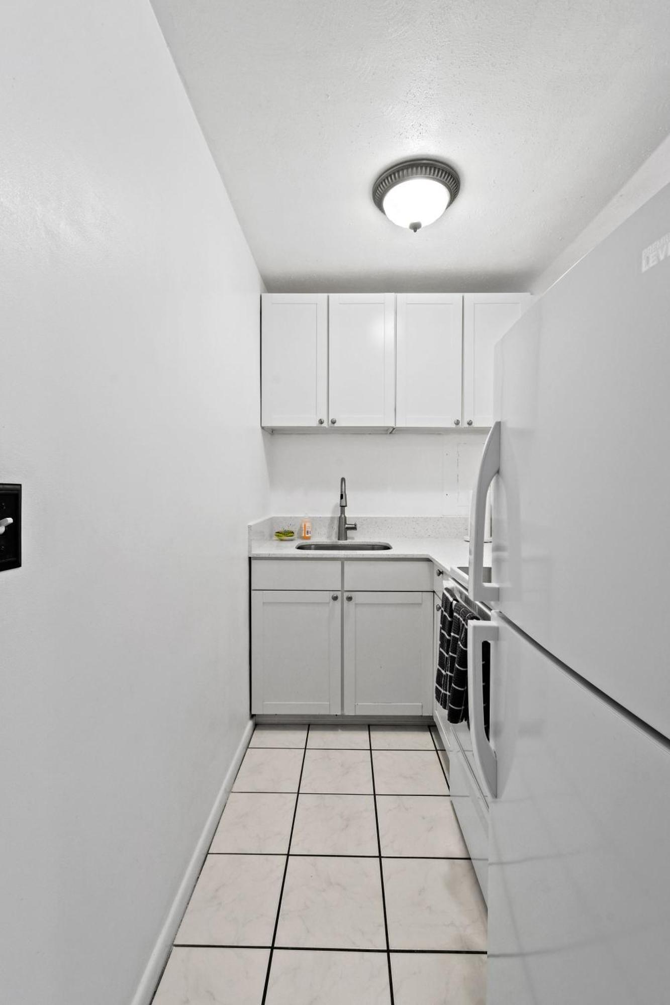 Sunshine Shores Boutique Apartments Palm Beach Shores Exterior foto