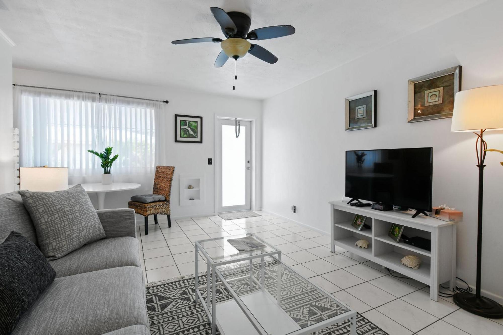 Sunshine Shores Boutique Apartments Palm Beach Shores Exterior foto