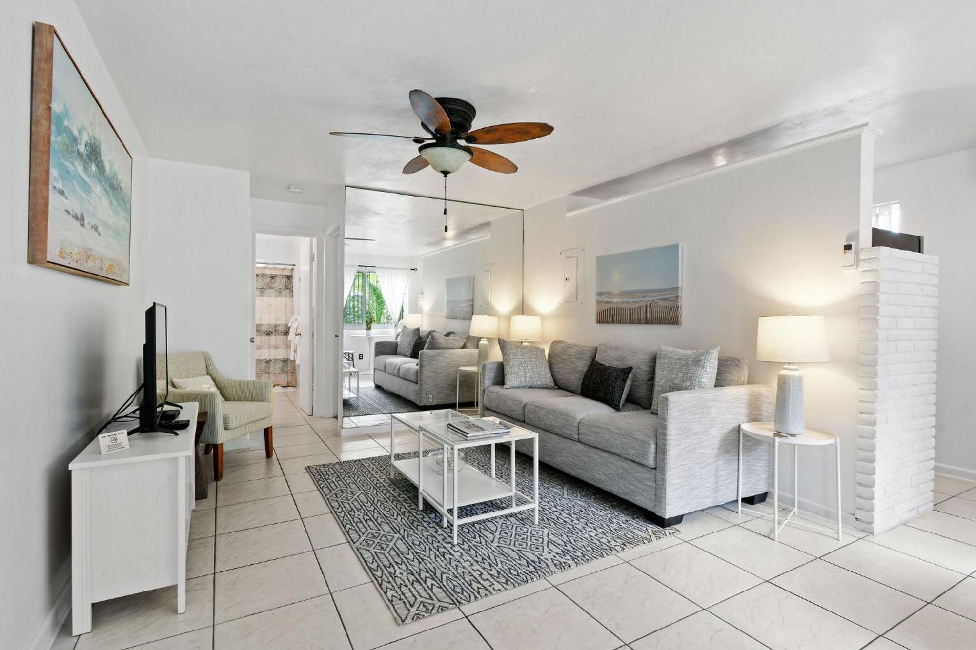 Sunshine Shores Boutique Apartments Palm Beach Shores Exterior foto